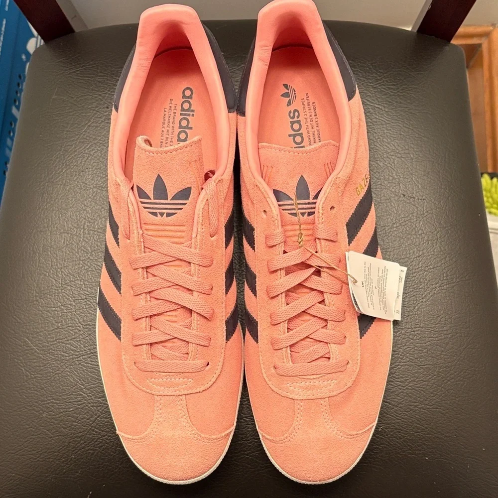 New Men’s Adidas Gazelle Pink Sneakers‎ with Black Stripes Size 12
